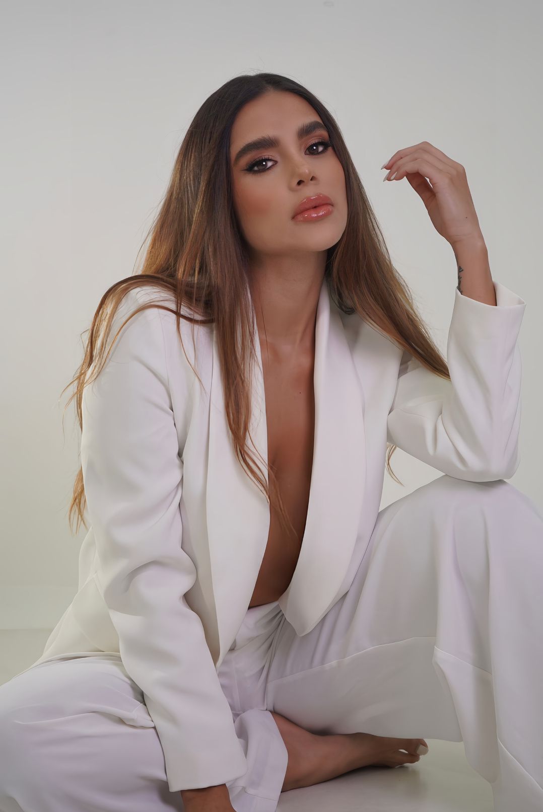 Tatiana Gaviria, modelo UGC, en traje sastre blanco en estudio