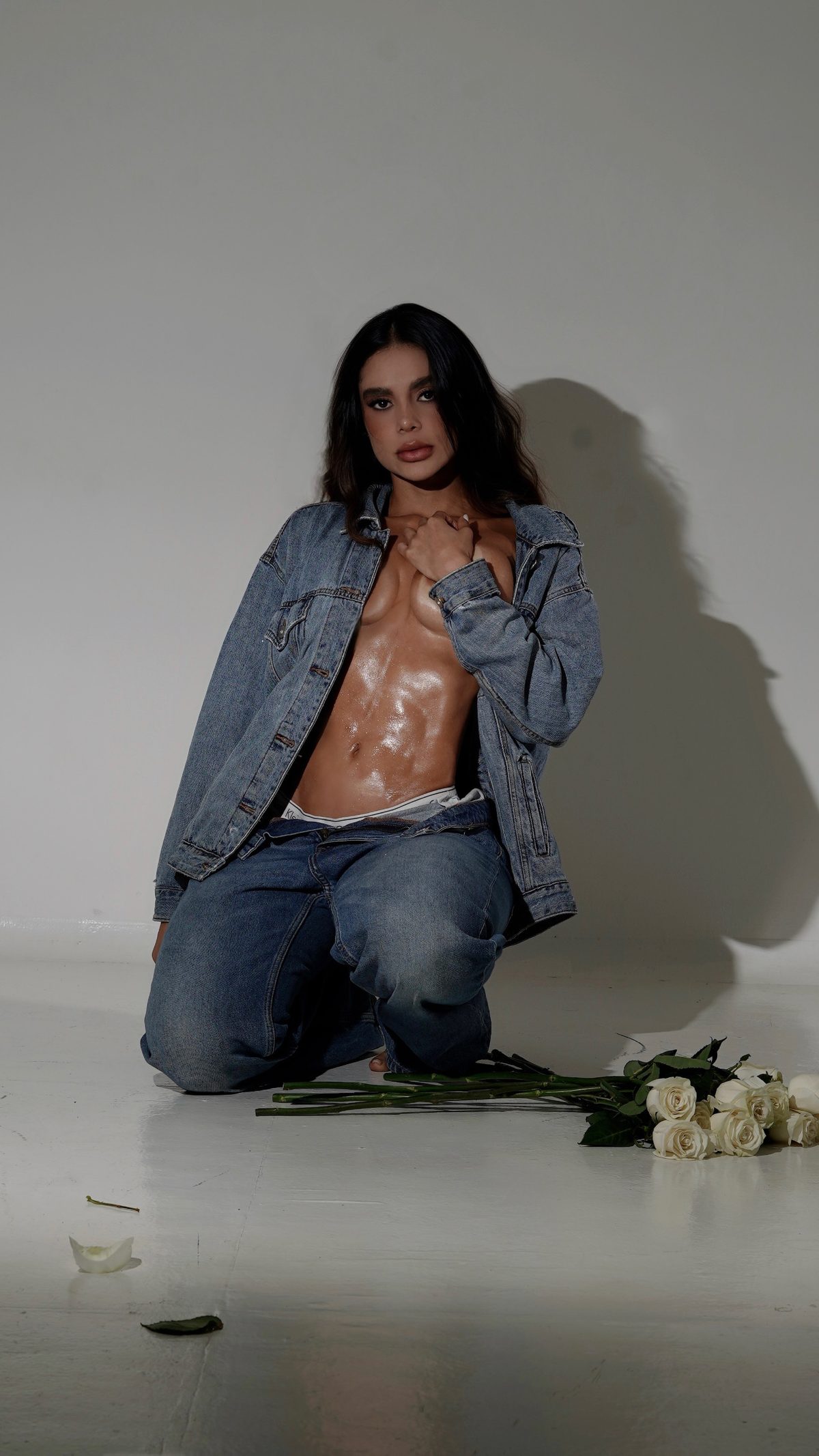 Tatiana Gaviria en chaqueta de jean con rosas blancas en estudio