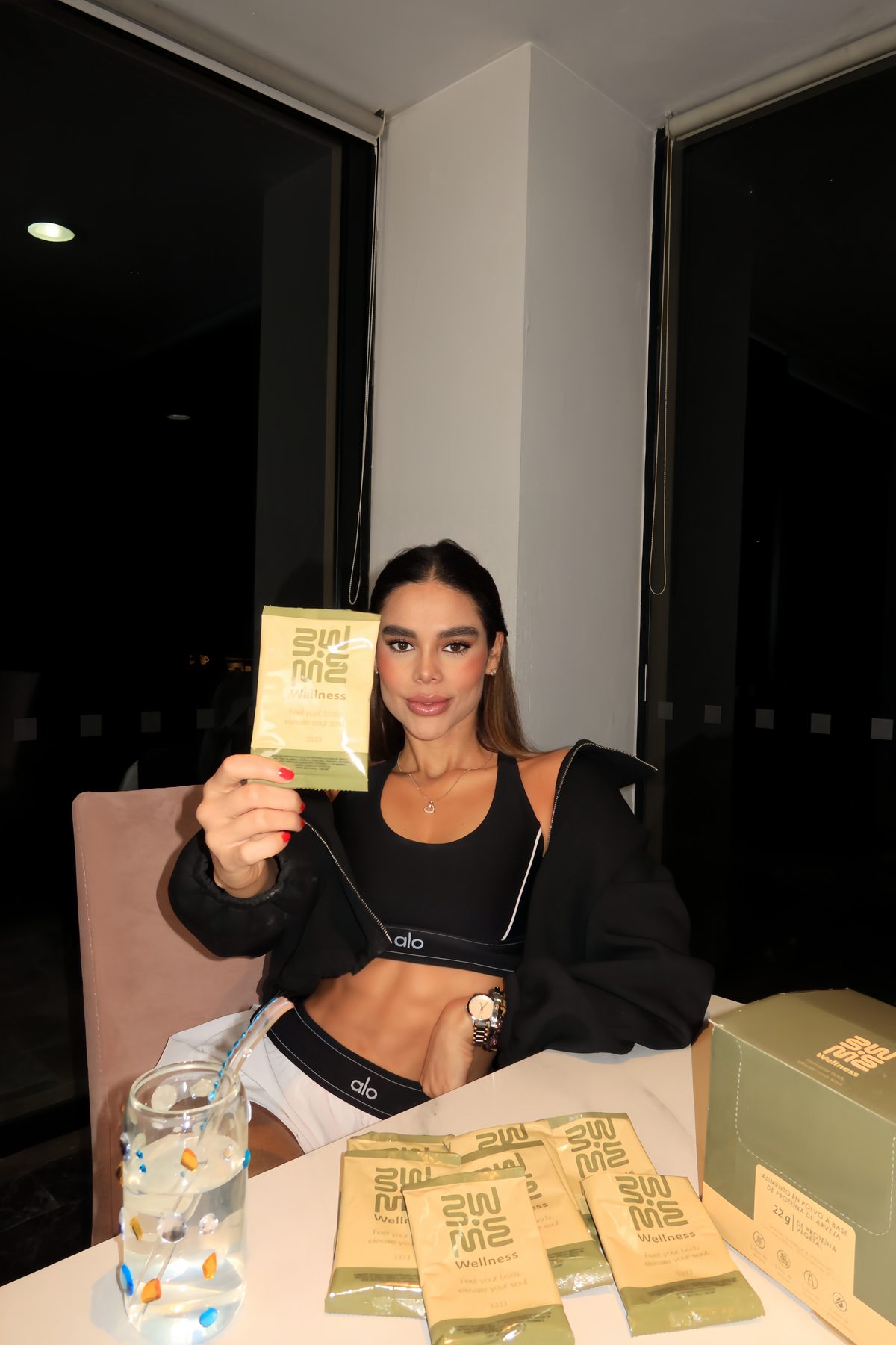 Tatiana Gaviria mostrando sobres de proteina vegetal Wellness